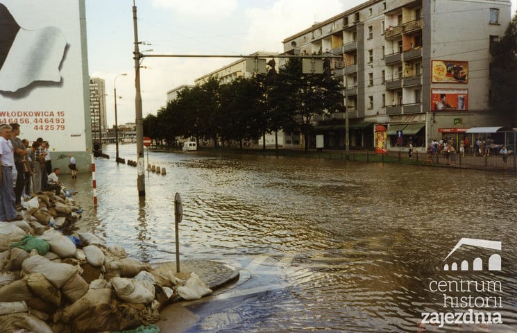 Powiększ obraz: <p>Wielka powódź we Wrocławiu. Widok na zalane skrzyżowanie ul. Zielińskiego i ul. J. Piłsudskiego. </p>