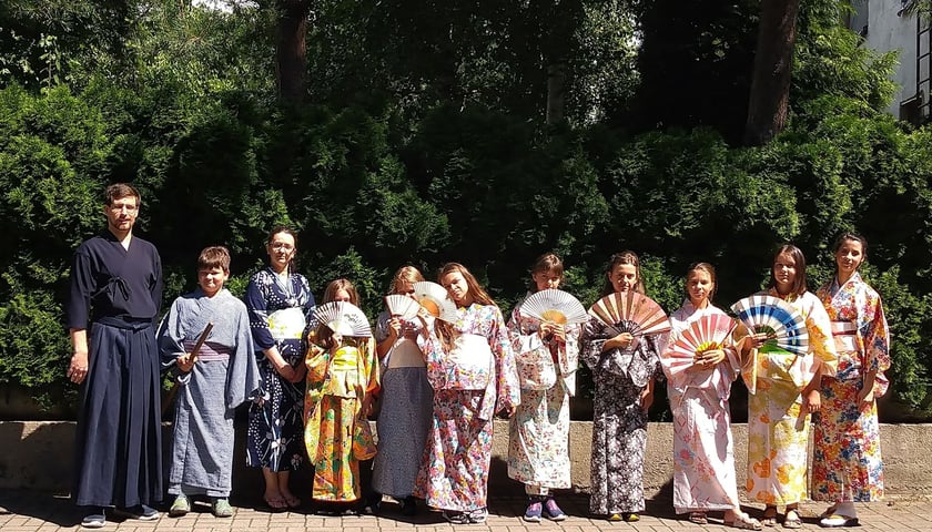 Powiększ obraz: Dzieci w tradycyjnych japońskich kimonach z wachlarzami