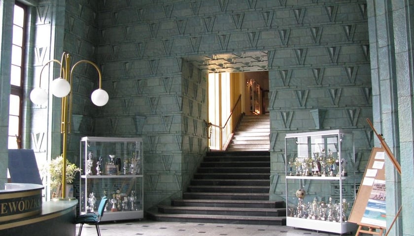 Powiększ obraz: <p>Budynek Komendy Wojew&oacute;dzkiej Policji przy Podwalu. Imponujący hol pokrywa ceramiczna dekoracja w stylu art&nbsp;deco.&nbsp;</p>