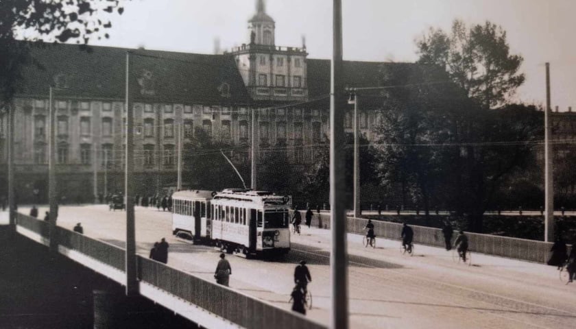 zabytkowy tramwaj koło gmachu Uniwerytetu Wrocławskiego, zdjęcie archiwalne pochodzące z książki "Tramwajem przez Wrocław"