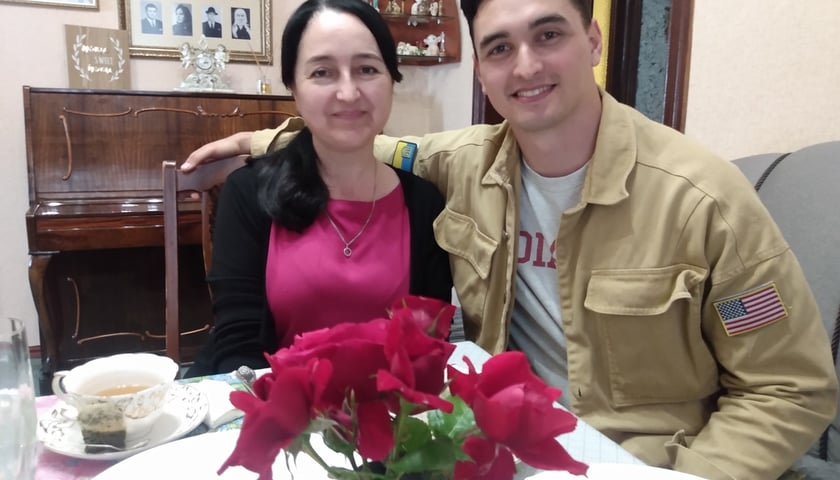 Powiększ obraz: <p>Słowiańsk. Pani Natalia z synem. Jej mąż został rozstrzelany przez Rosjan</p>