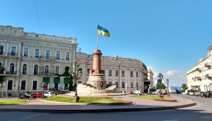 Powiększ obraz: <p>Odessa. Flaga Ukrainy w miejscu zdemontowanego pomnika Katarzyny II</p>