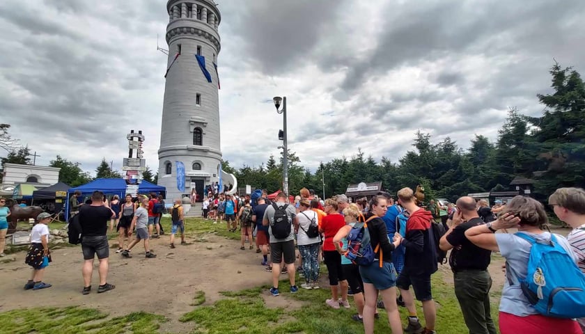 Powiększ obraz: Uroczystość z okazji otwarcia wieży widokowej na Wielkiej Sowie po remoncie