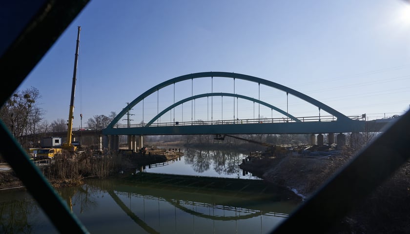 Most Wilczy Kąt nad Oławą (Aleja Wielkiej Wyspy) w budowie, pierwsze dni marca 2023 r.