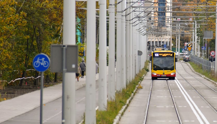 Powiększ obraz: Autobus jadący po nowej Trasie Autobusowo Tramwajowej