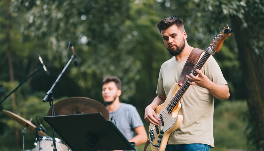 Powiększ obraz: Muzycy grający w plenerze