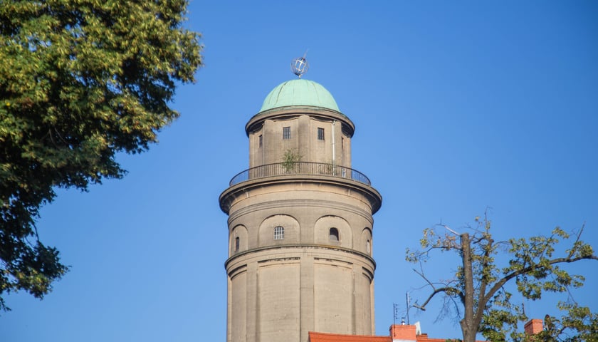 Powiększ obraz: Wieża ciśnień z ulicy Berenta na osiedlu Karłowice została ponownie wystawiona na sprzedaż