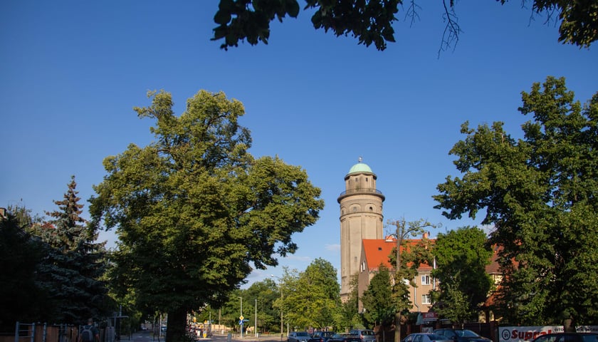 Powiększ obraz: Wieża ciśnień z ulicy Berenta na osiedlu Karłowice została ponownie wystawiona na sprzedaż