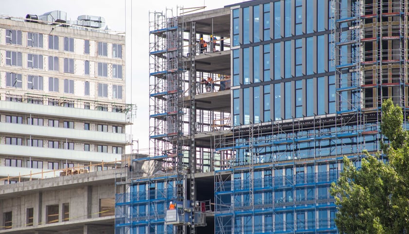Trwająca budowa biurowców i budynków mieszkalnych w kompleksie Quorum