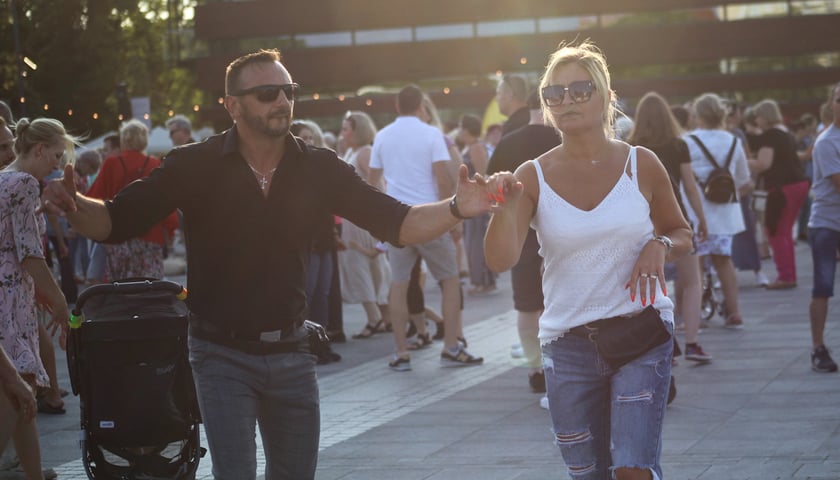 Powiększ obraz: Filmowa potańcówka na pl. Wolności