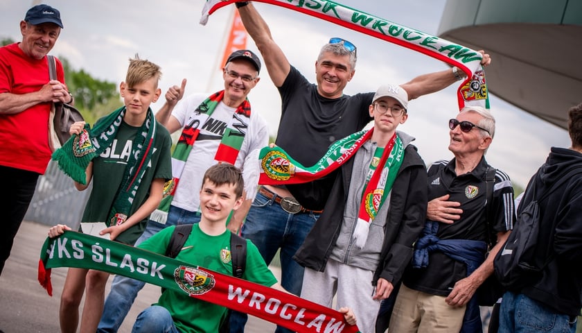 Powiększ obraz: WKS Śląsk Wrocław ma rzeszę wiernych kibiców, którzy dopingują piłkarzy podczas rozgrywanych meczów