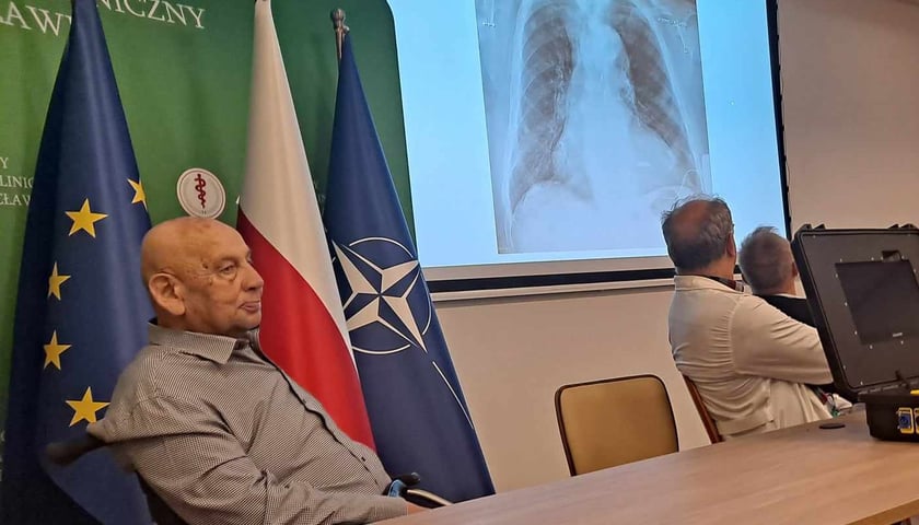 Powiększ obraz: Pan Andrzej, pacjent Ośrodka Chorób Serca w 4. Wojskowym Szpitalu Klinicznym we Wrocławiu