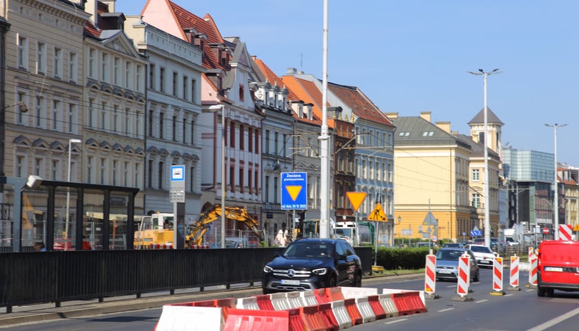 Powiększ obraz: Stare mory odkryte podczas wymiany sieci przesyłowej na ul. Kazimierza Wielkiego