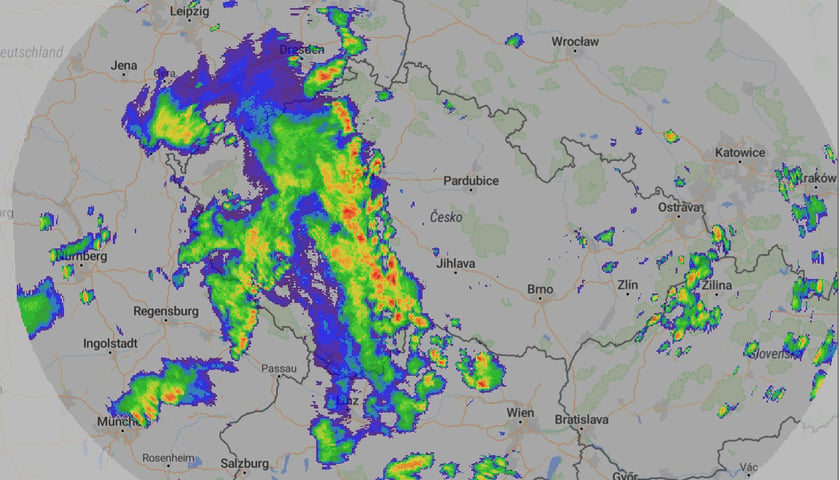 Powiększ obraz: radar pogodowy, stan około  godz. 13.30 w sobotę 29 lipca 2023