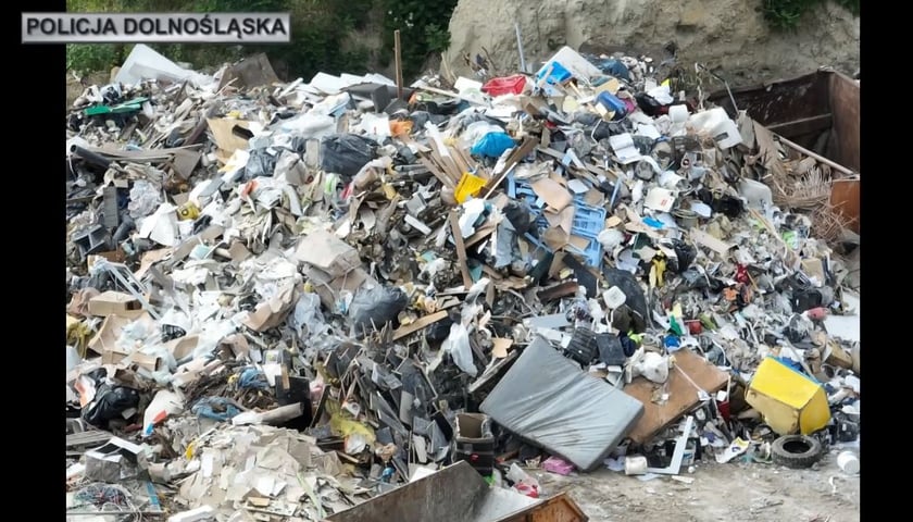 Powiększ obraz: Nielegalne wysypisko śmieci pod Wołowem w okolicach Wrocławia