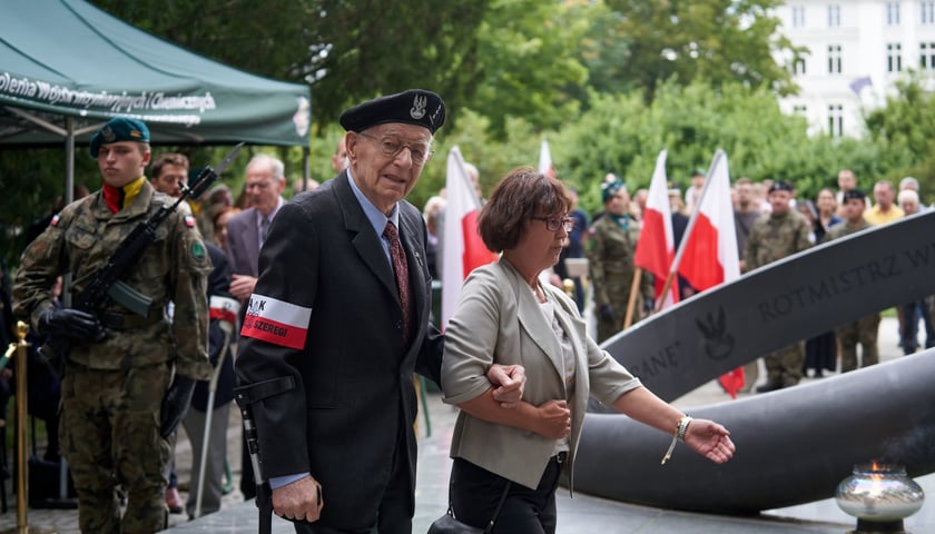 Powiększ obraz: Uroczystości z okazji rocznicy wybuchu Powstania Warszawskiego