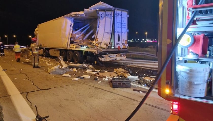 Powiększ obraz: Wypadek na autostradzie a4 - poważnie zderzyły się dwie ciężarówki