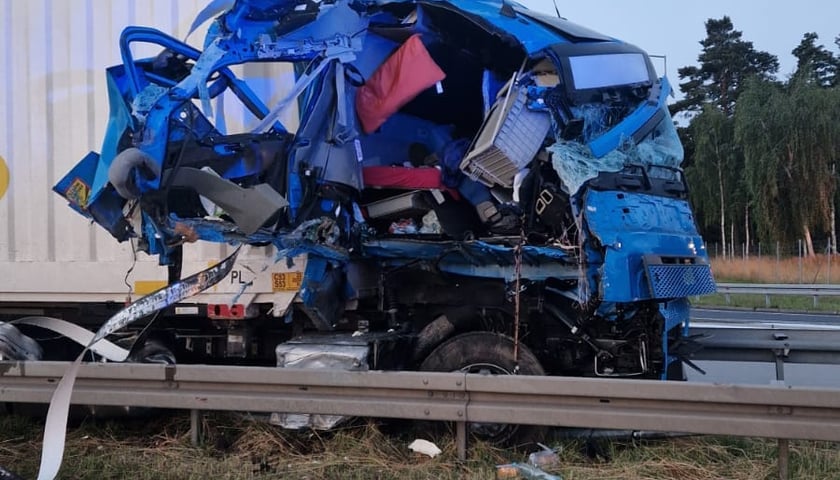 Powiększ obraz: Wypadek na autostradzie a4 - poważnie zderzyły się dwie ciężarówki
