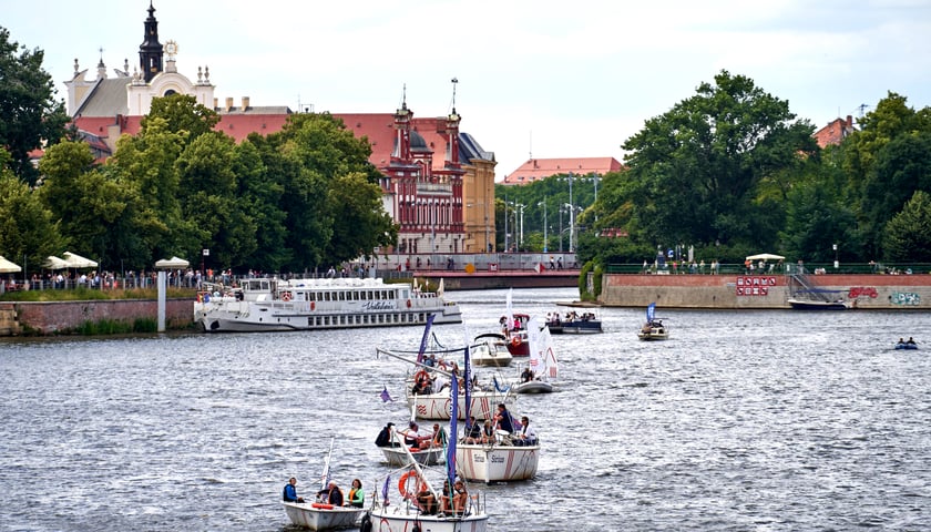 Powiększ obraz: Parada jednostek pływających na Odrze z okazji Dnia Marynarza Rzecznego, Wrocław, lipiec 2023 - na zdjęciu kilka łódek