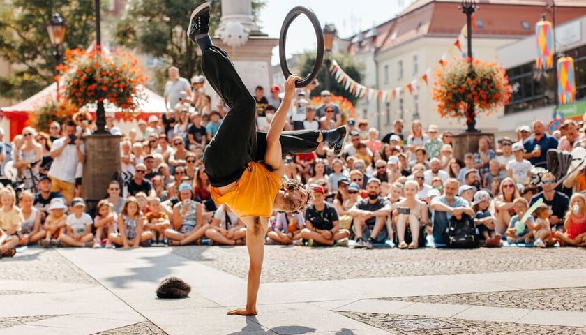 Powiększ obraz: <p>Występ akrobaty podczas Oleśnickiego Festiwalu Cyrkowo-Artystycznego</p>