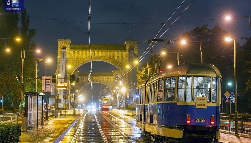 Powiększ obraz: Zabytkowy tramwaj Konstal 102Na, w tle most Grunwaldzki we Wrocławiu