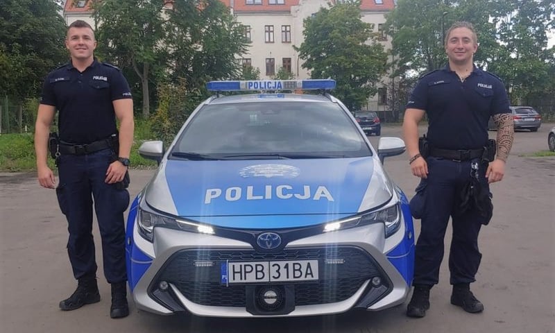 Powiększ obraz: Policjanci uratowali niemowlę zamknięte w nagrzanym samochodzie. Na zdjęciu funkcjonariusze, którzy brali udział w akcji