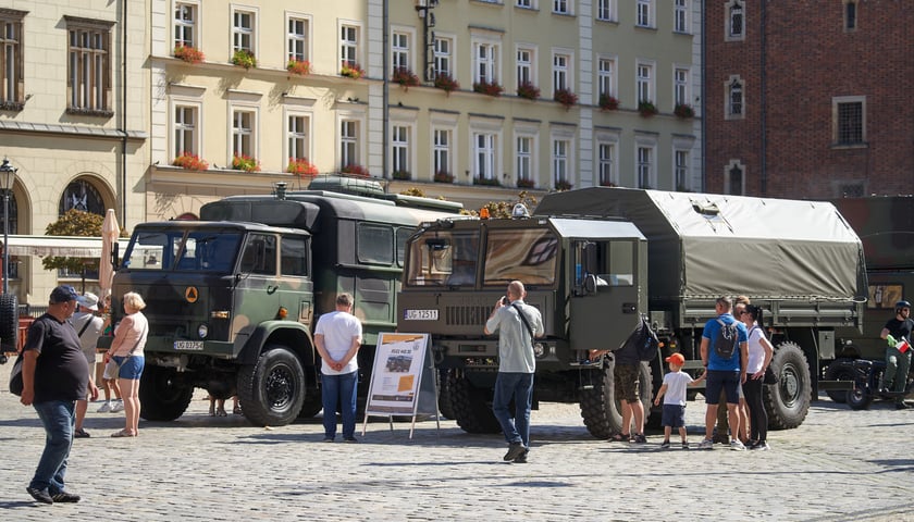 Wystawa sprzętu wojskowego na rynku przyciągnęła tłumy zwiedzających, nie tylko dorosłych, ale i dzieciaki