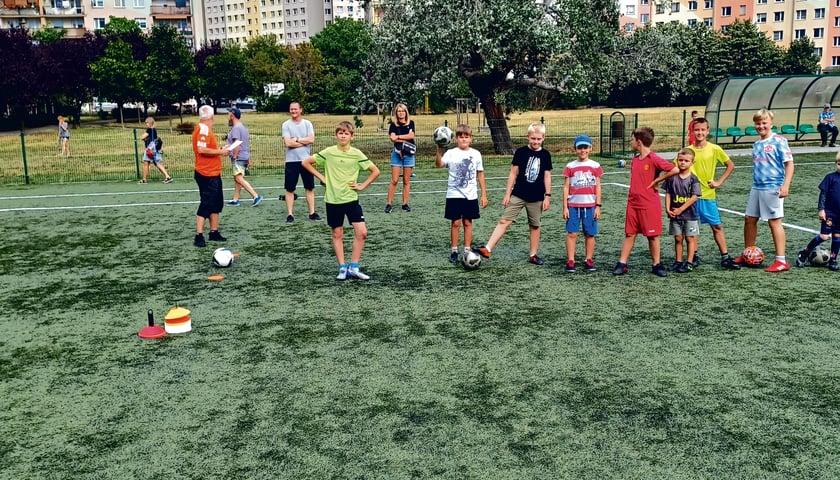 Powiększ obraz: Dzieci biorące udział w zajęciach piłki nożnej na Gaju