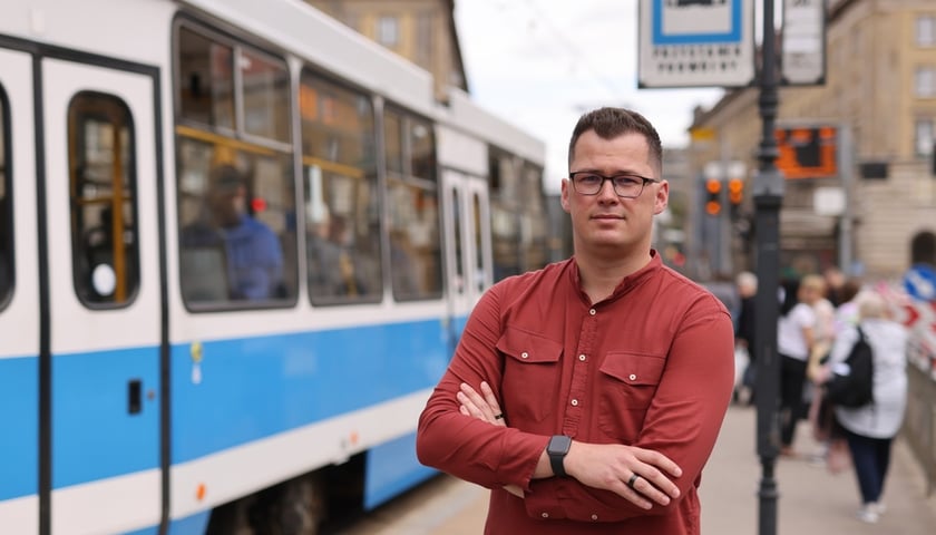 Powiększ obraz: Mateusz Rydlewski, specjalista działu planowania transportu zbiorowego w Biurze Zrównoważonej Mobilności