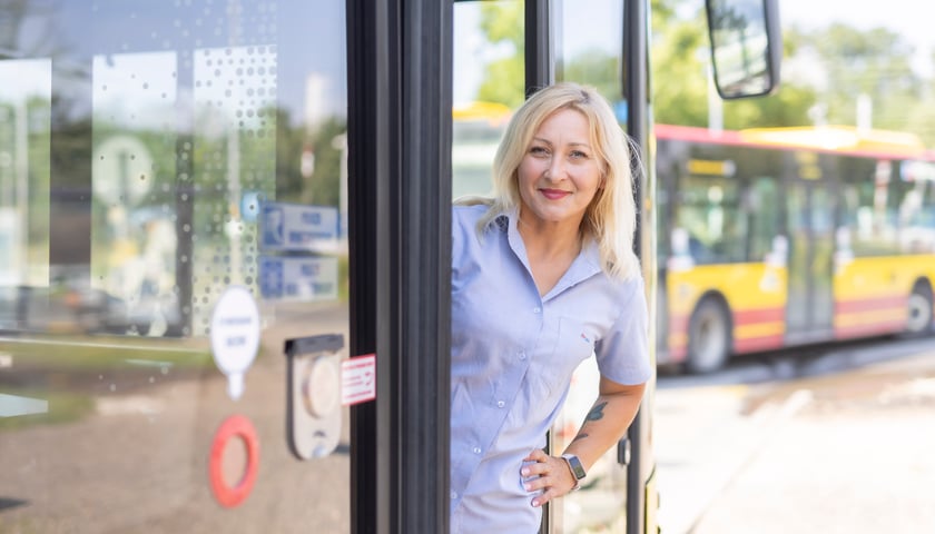 Powiększ obraz: Agata Jakubczyk, kierowca autobusu MPK, na nowej pętli Wrocław Nowy Dwór (P+R) przy ul. Rogowskiej