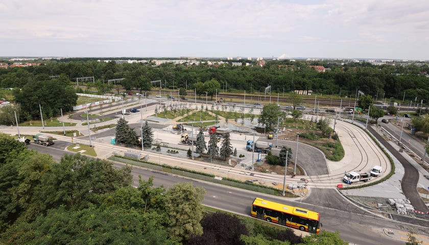Powiększ obraz: Trwają ostatnie prace porządkowe przy budowie pętli autobusowo-tramwajowej Wrocław Nowy Dwór (P+R)