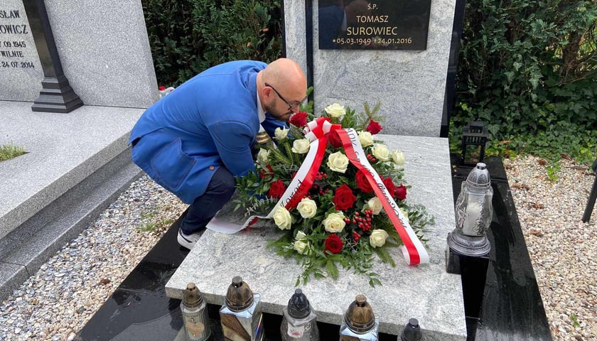 Złożenie kwiatów na grobie Tomasza Surowca, jednego z inicjatorów strajku we Wrocławiu