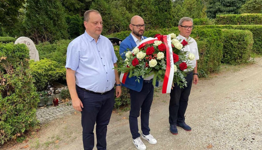 Złożenie kwiatów na grobie Tomasza Surowca, jednego z inicjatorów strajku we Wrocławiu