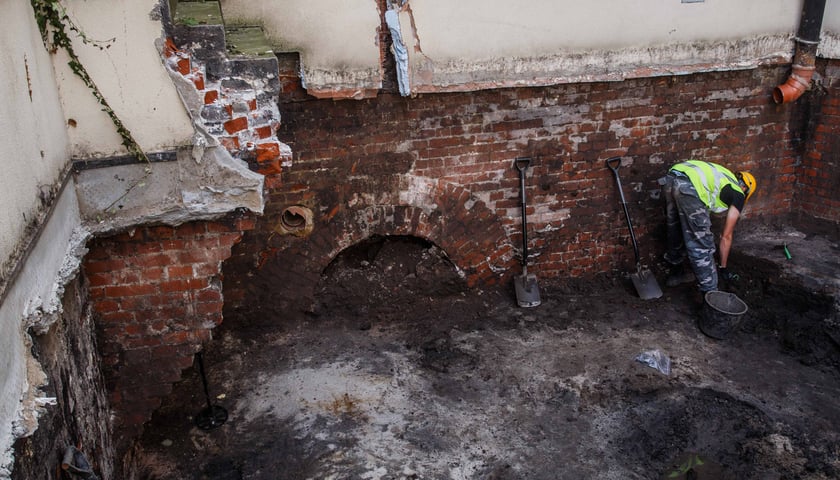Miejsce po dawnym pubie Kalogr&oacute;dek. Nieopodal znaleziono pozostałości po jednej z największych i najstarszych w Europie synagog