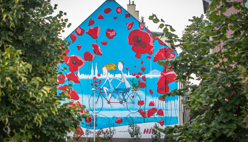 Powiększ obraz: <p>Mural kampanii Nasze MAKi na ścianie budynku przy ulicy T. Boya-Żeleńskiego 74</p>