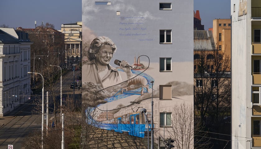 Powiększ obraz: <p>Mural &bdquo;Wrocławska piosenka&rdquo; z Marią Koterbską przy ulicy Teatralnej 26</p>