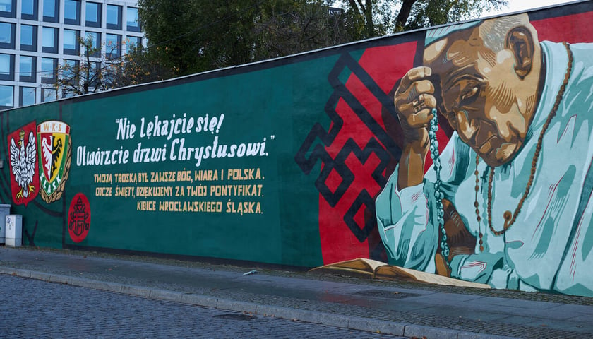 Powiększ obraz: <p>Mural kibic&oacute;w Śląska Wrocław, kt&oacute;ry powstał na ścianie klasztoru Zgromadzenia Si&oacute;str Maryi Niepokalanej na Ostrowie Tumskim</p>