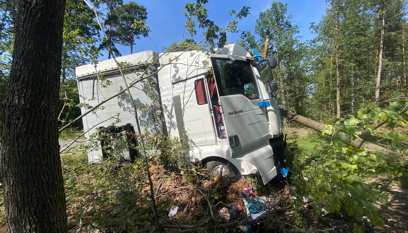 Powiększ obraz: Tir biorący udział w wypadku pod Oleśnicą