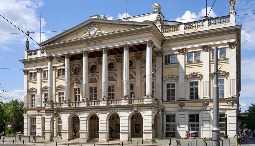 Powiększ obraz: Na zdjęciu budynek Opery Wrocławskiej