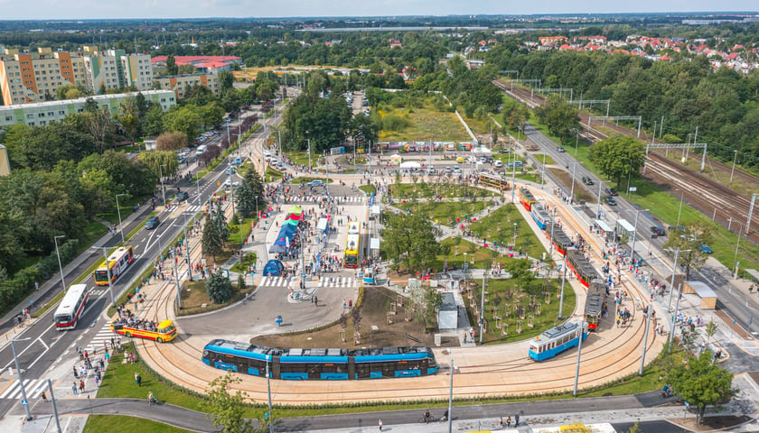 Powiększ obraz: Na zdjęciu pętla Wrocław Nowy Dwór P+R w dniu pikniku z okazji otwarcia Trasy Autobusowo-Tramwajowej na Nowy Dwór