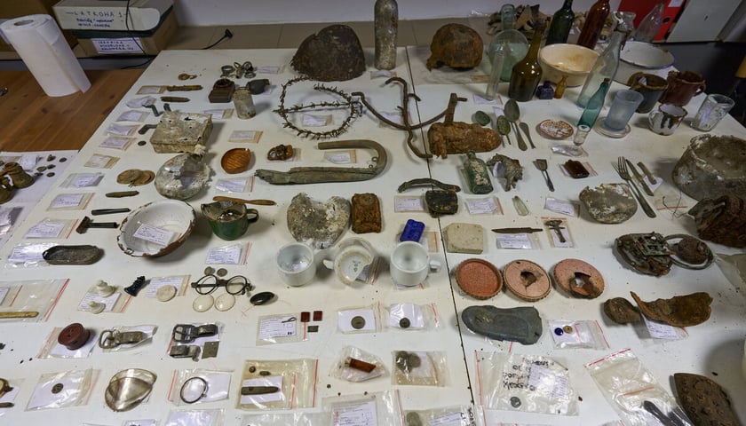 Przedmioty odnalezione przez archeologów na terenie dawnego obozu pracy przymusowej na Sołtysowicach