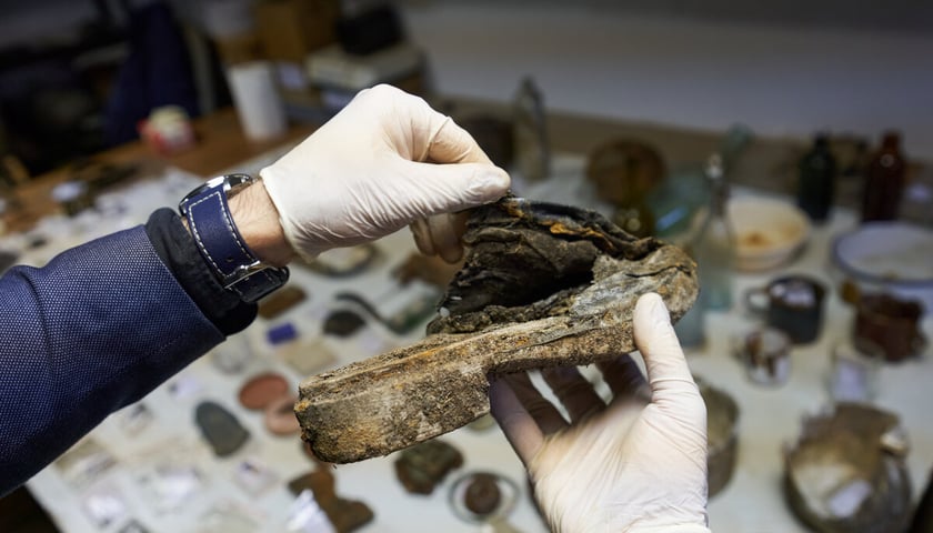 Powiększ obraz: Przedmioty odnalezione przez archeologów na terenie dawnego obozu pracy przymusowej na Sołtysowicach