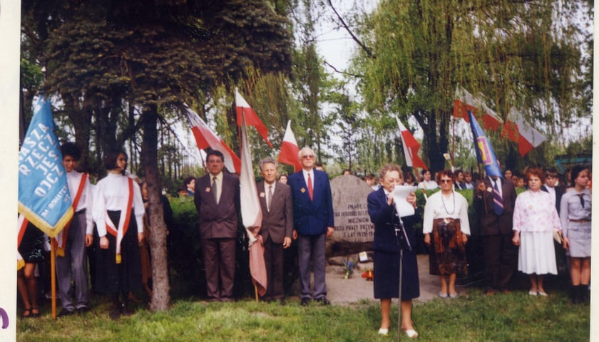 Powiększ obraz: Uroczyste obchody 50. Rocznicy kapitulacji Festung Breslau przy pomniku ofiar obozu Burgweide przy alei Poprzecznej, 6 maja 1995 roku.