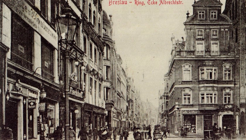 północna pierzeja Rynku (z lewej) oraz Kamienica Pod Złotym Psem (na wprost) na zdjęciu z lat 1900-1910