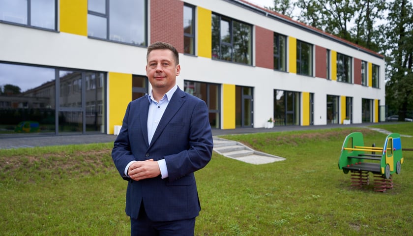 Powiększ obraz: Otwarcie nowego przedszkola w Bierutowie. Piotr Sawicki, burmistrz Bierutowa