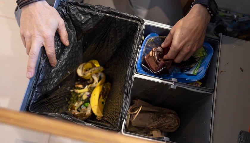 Powiększ obraz: <p>Krystian Sroka wyjaśnia, jak segreguje odpady w domu</p>