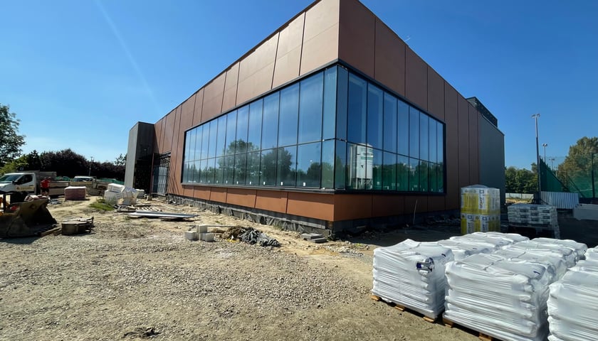Powiększ obraz: Budynek nowego basenu na Psim Polu