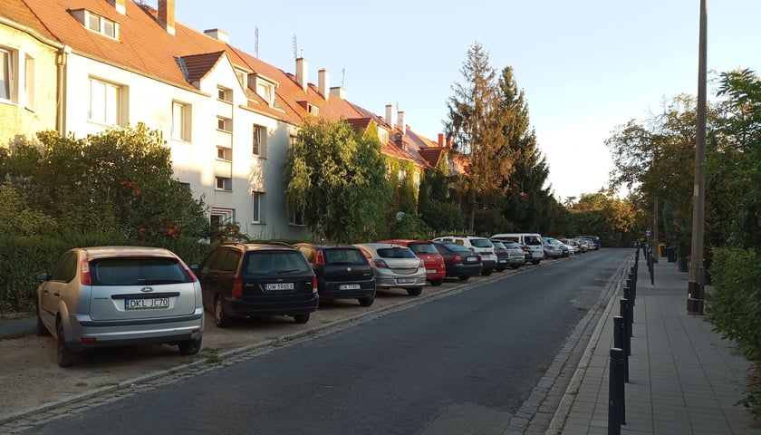 Powiększ obraz: parkowanie na Sępolnie, ulica Narcyzy Żmichowskiej