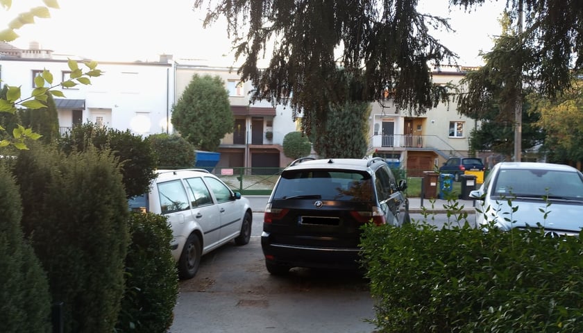 Powiększ obraz: parkowanie na Sępolnie, ulica Narcyzy Żmichowskiej