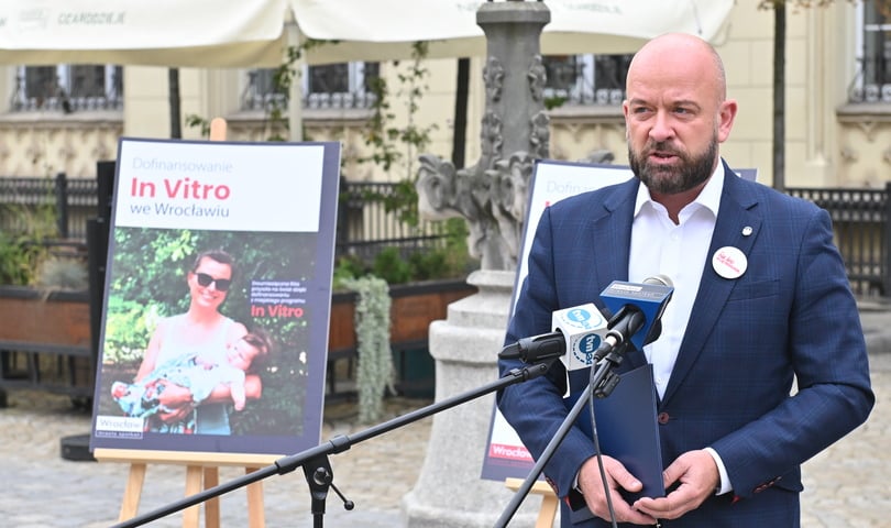 Konferencja podsumowująca miejski program dofinansowania do in vitro. Przed mikrofonem Jacek Sutryk, prezydent Wrocławia